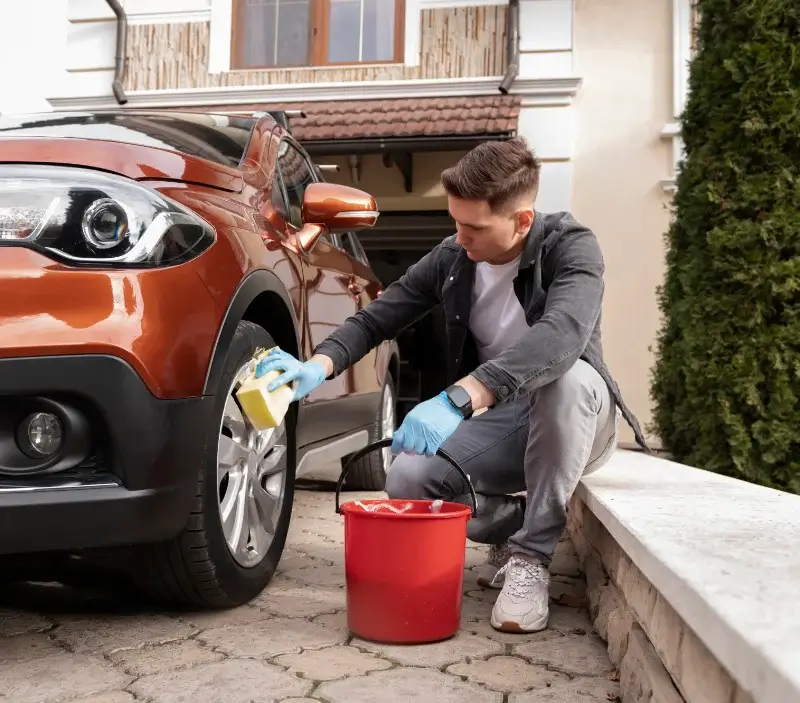 Lavage auto à domicile Damas-et-Bettegney : professionnel intervenant sur un véhicule
